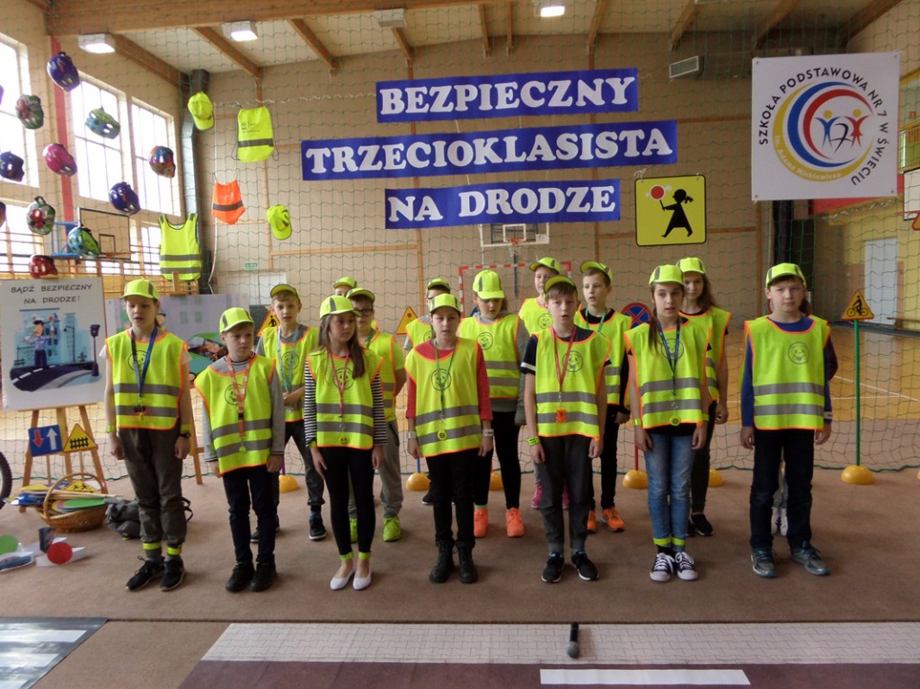 Bezpieczny trzecioklasista na drodze