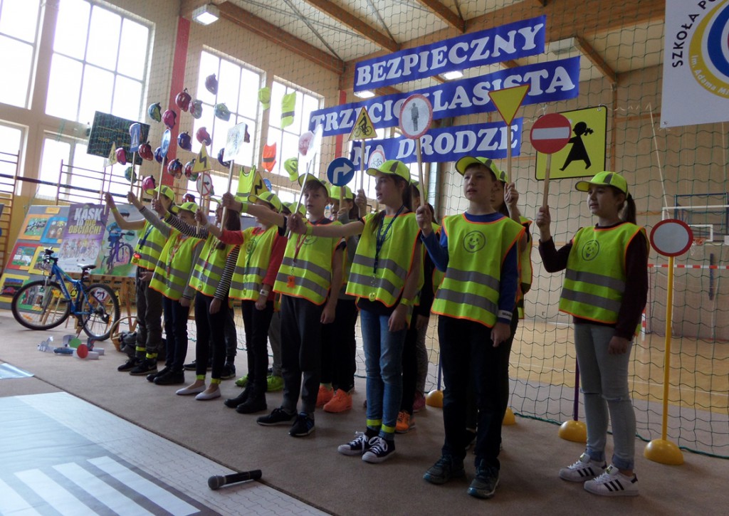 Bezpieczny trzecioklasista na drodze