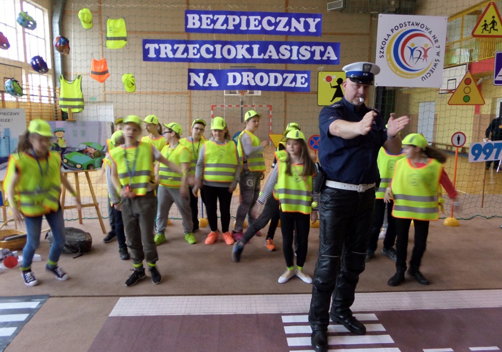 Bezpieczny trzecioklasista na drodze
