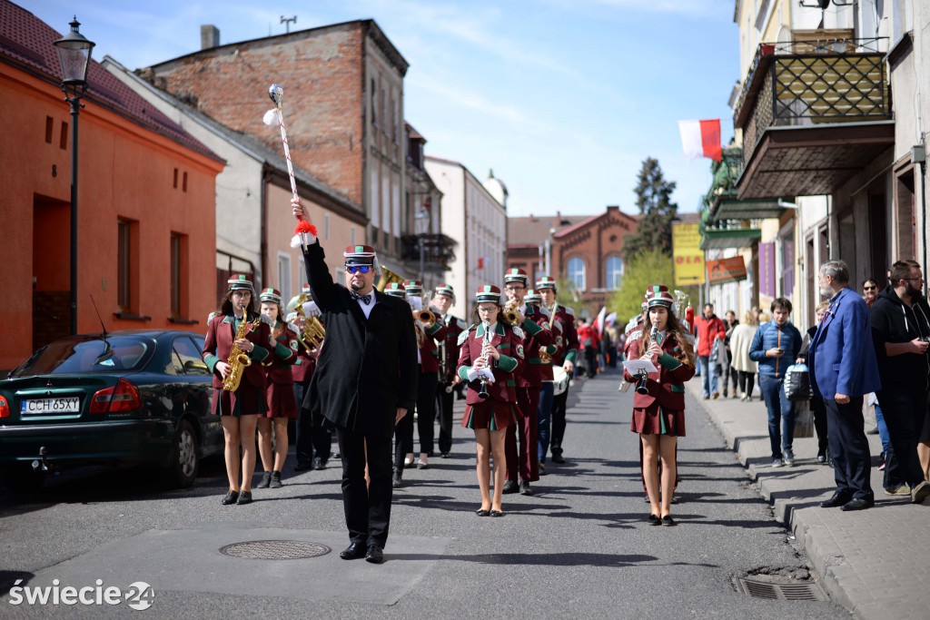 Ponieśli biało - czerwoną. Święto flagi