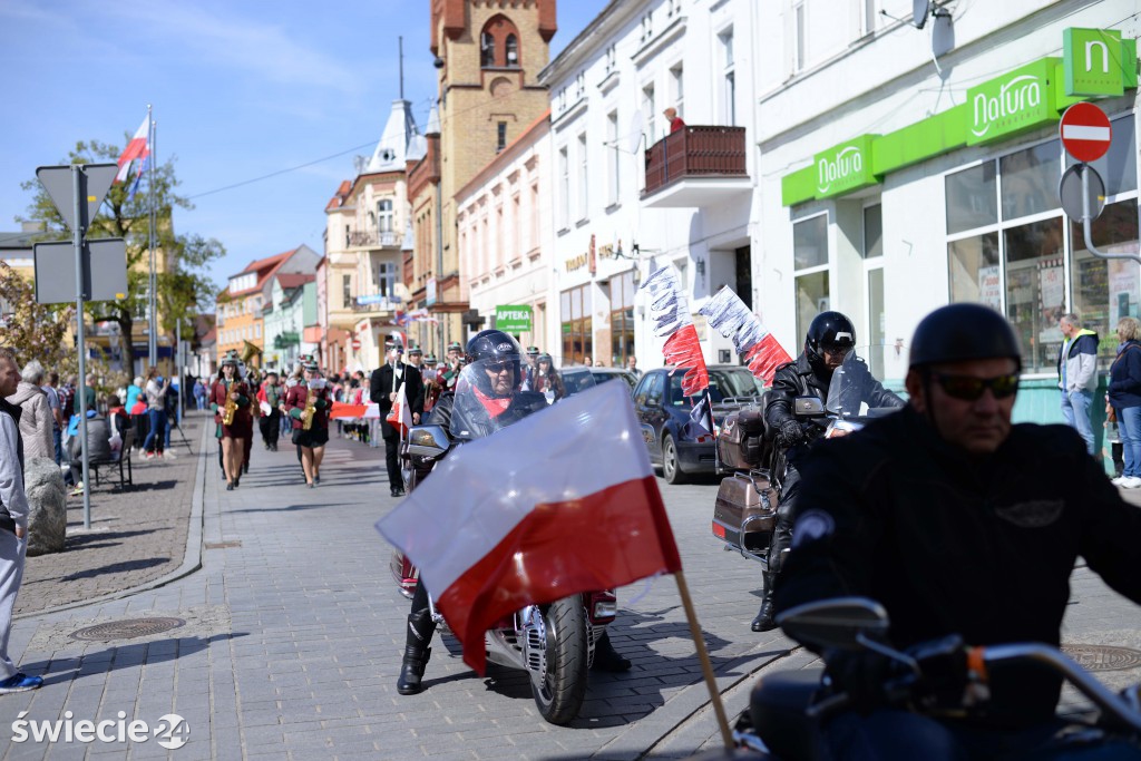 Ponieśli biało - czerwoną. Święto flagi