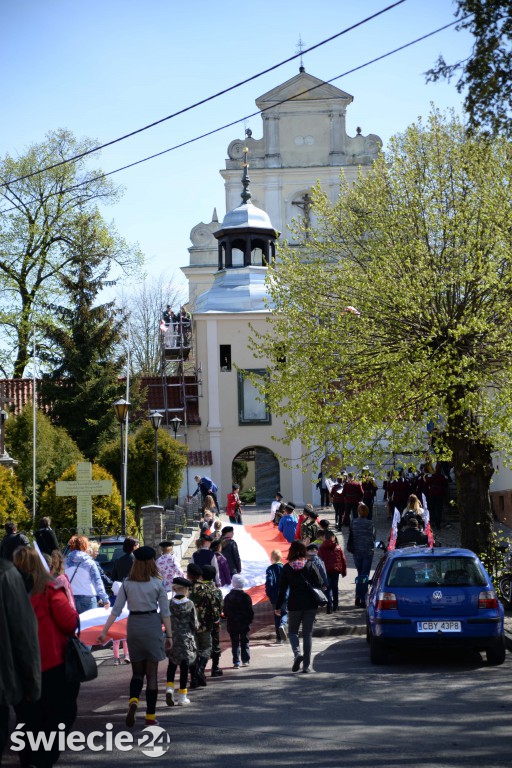 Ponieśli biało - czerwoną. Święto flagi