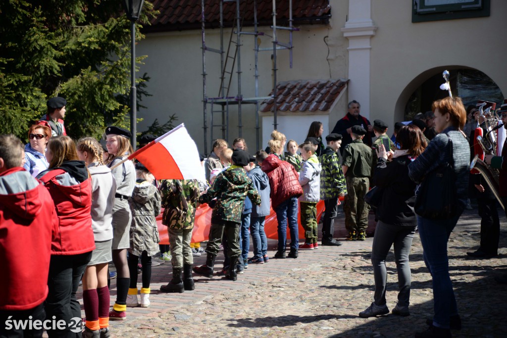 Ponieśli biało - czerwoną. Święto flagi