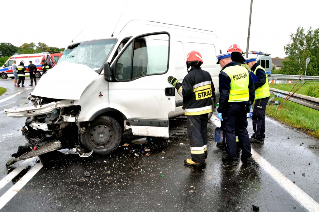 Dachował autokar, 9 osób w szpitalach