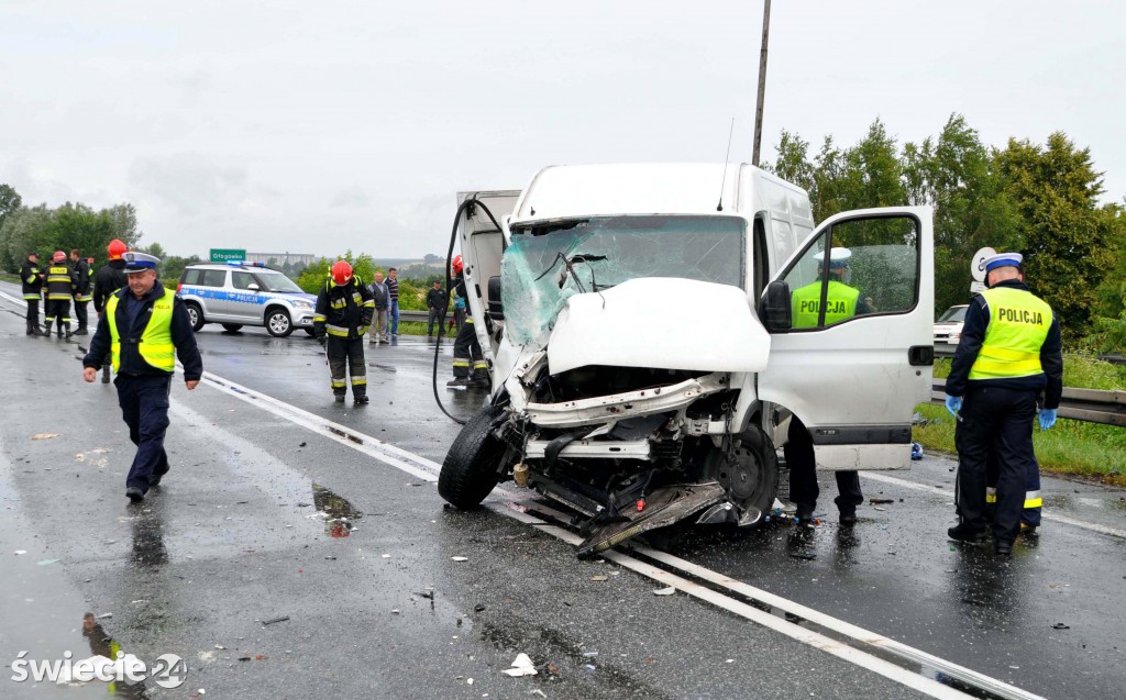 Dachował autokar, 9 osób w szpitalach