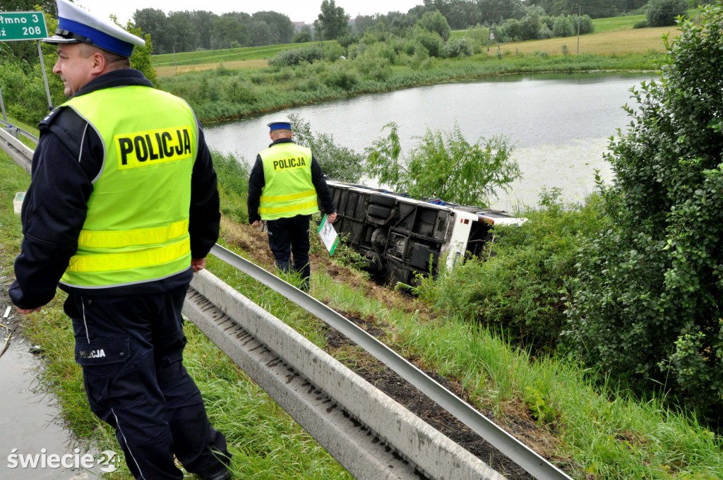 Dachował autokar, 9 osób w szpitalach