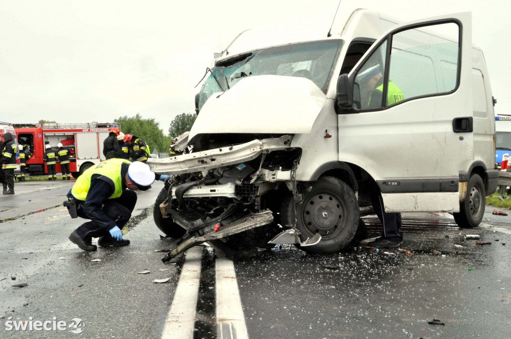 Dachował autokar, 9 osób w szpitalach