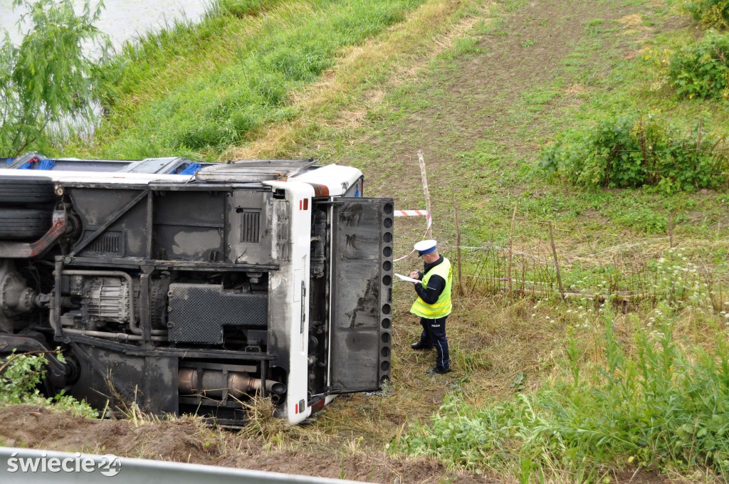 Dachował autokar, 9 osób w szpitalach