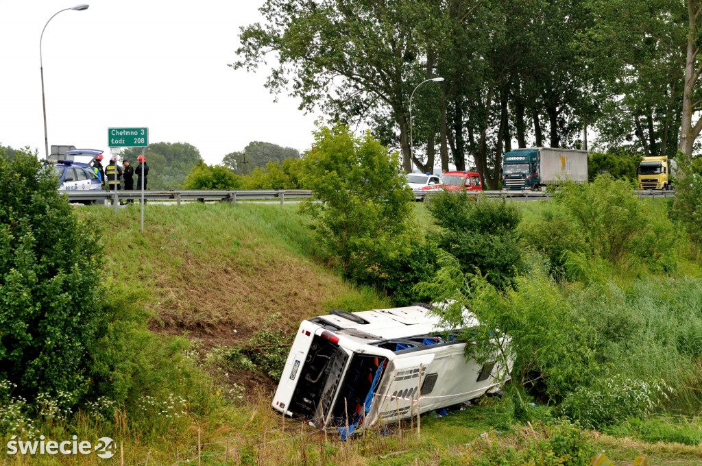 Dachował autokar, 9 osób w szpitalach