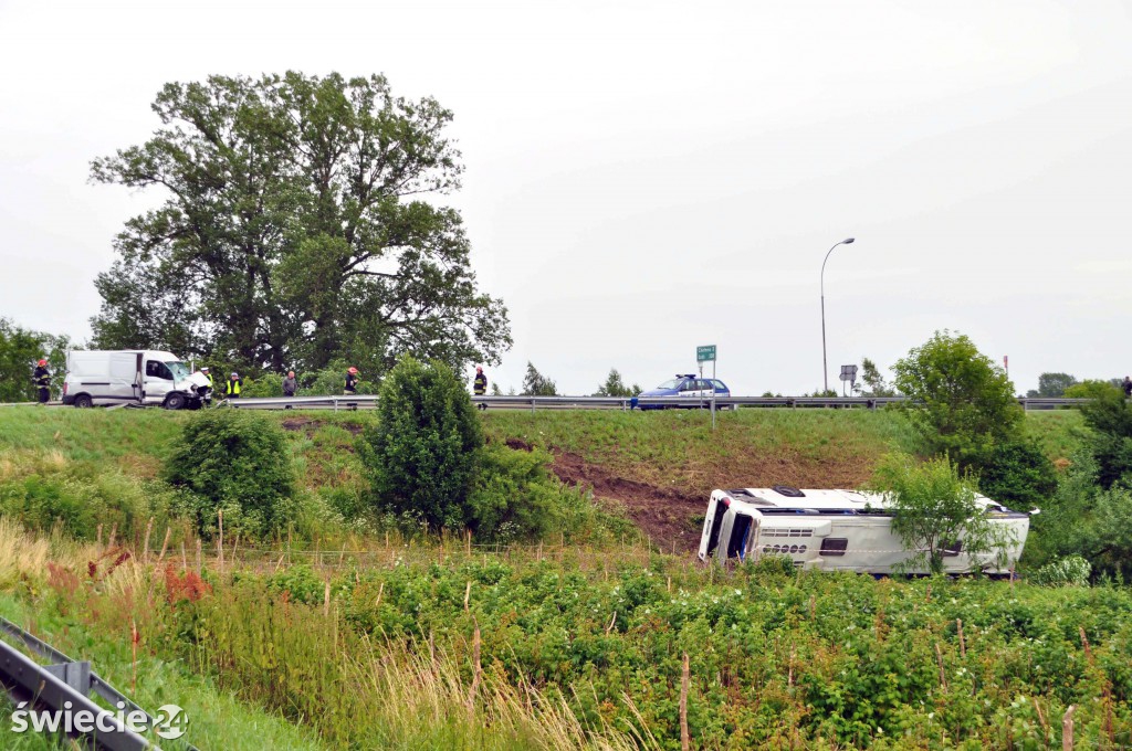 Dachował autokar, 9 osób w szpitalach