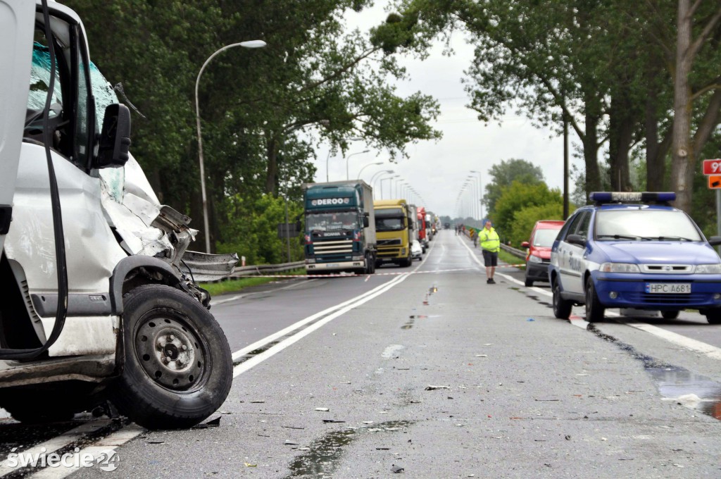 Dachował autokar, 9 osób w szpitalach