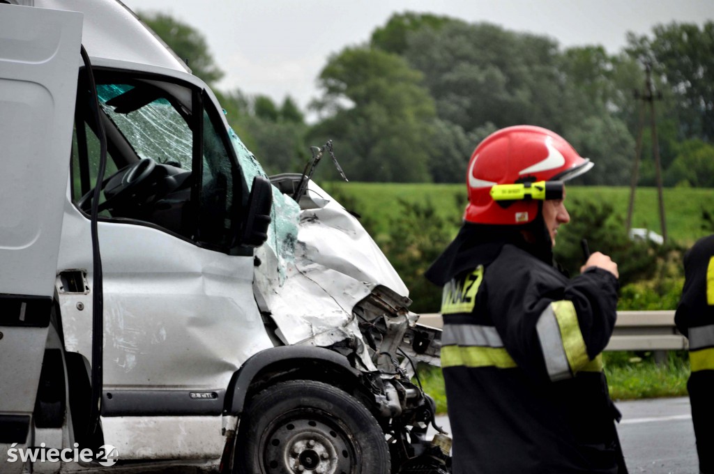 Dachował autokar, 9 osób w szpitalach