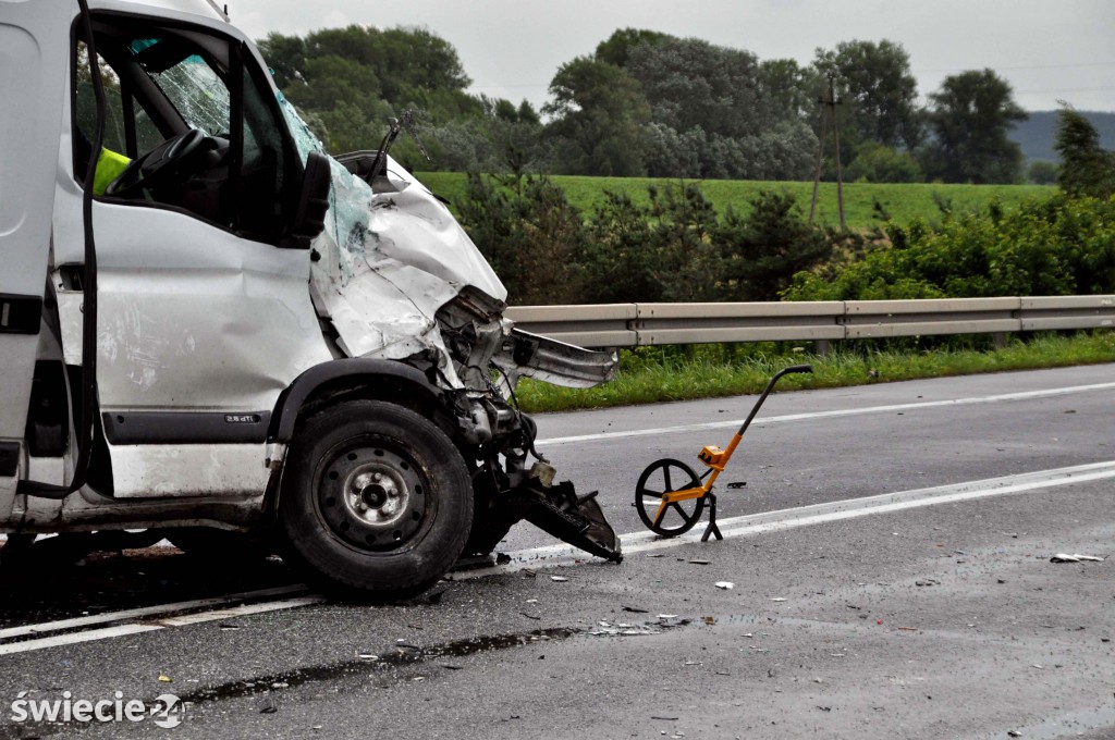 Dachował autokar, 9 osób w szpitalach