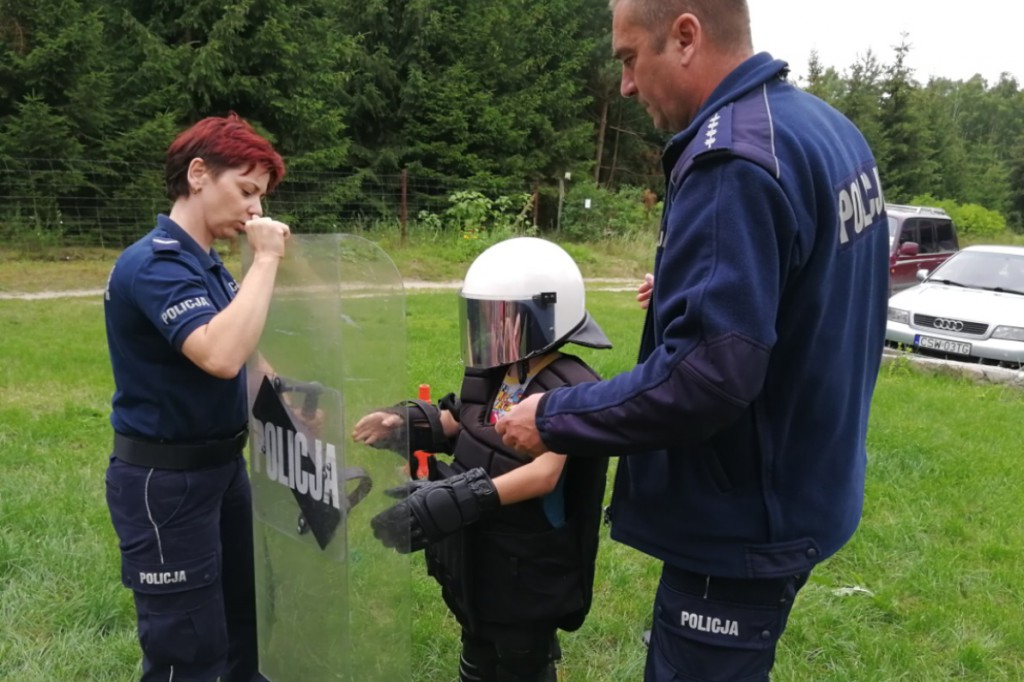 Dzielnicowy na spotkaniu z obozowiczami