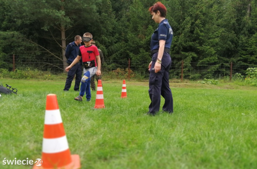 Dzielnicowy na spotkaniu z obozowiczami