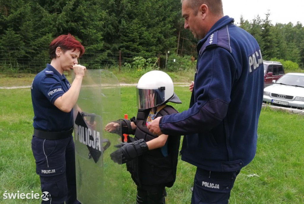 Dzielnicowy na spotkaniu z obozowiczami