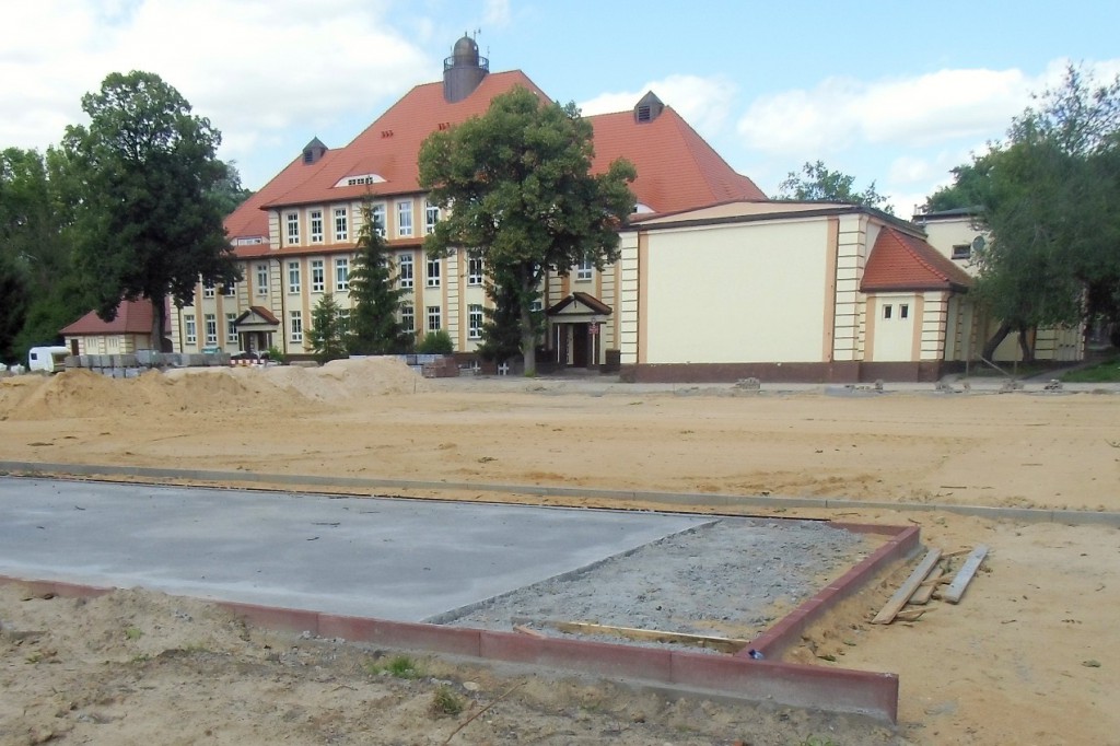 Betonowanie podbudowy boiska przy SP1