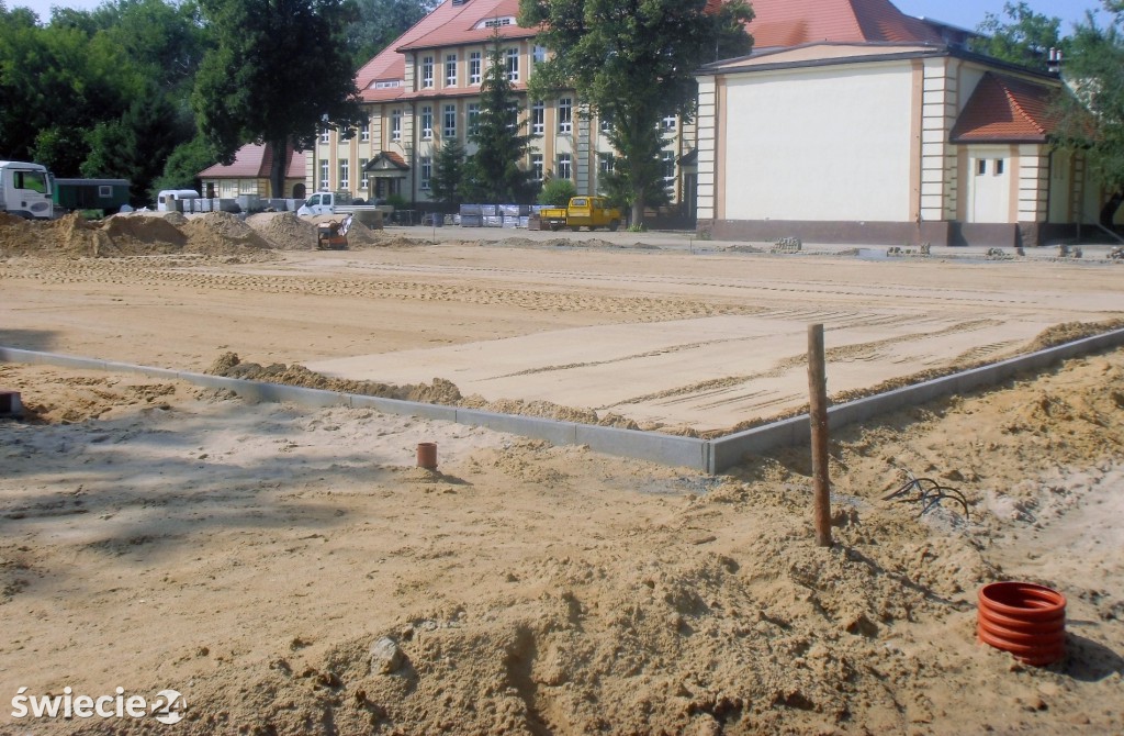 Betonowanie podbudowy boiska przy SP1