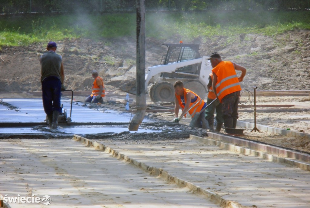 Betonowanie podbudowy boiska przy SP1