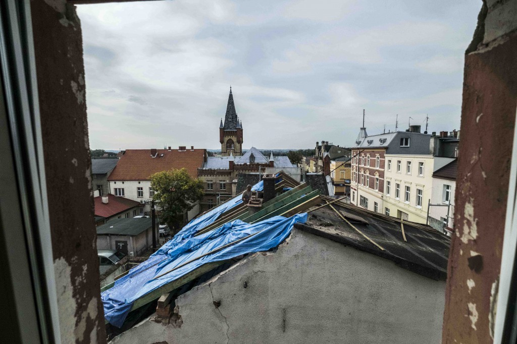 Świecie nocą i o zachodzie słońca