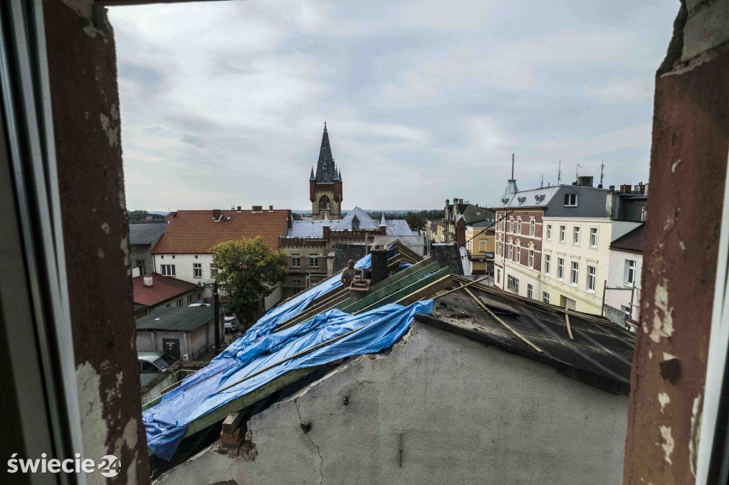 Świecie nocą i o zachodzie słońca