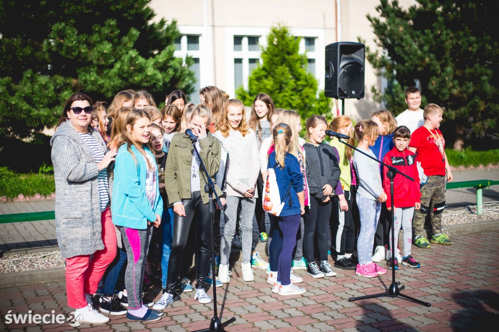 Uczniowie SP 5 sprzątali okolicę