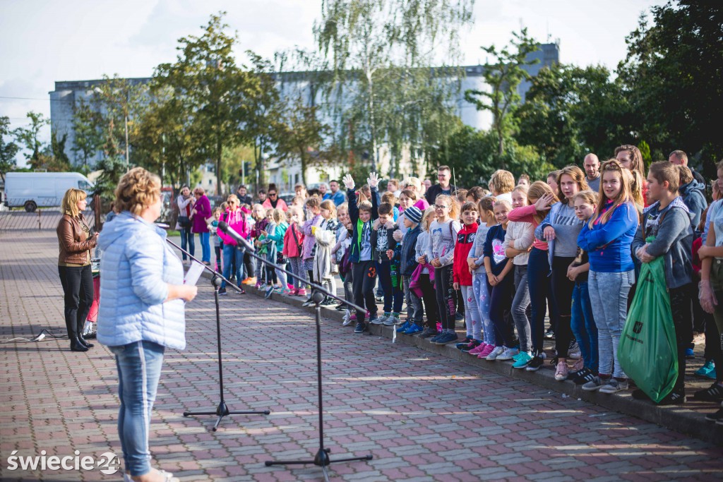 Uczniowie SP 5 sprzątali okolicę