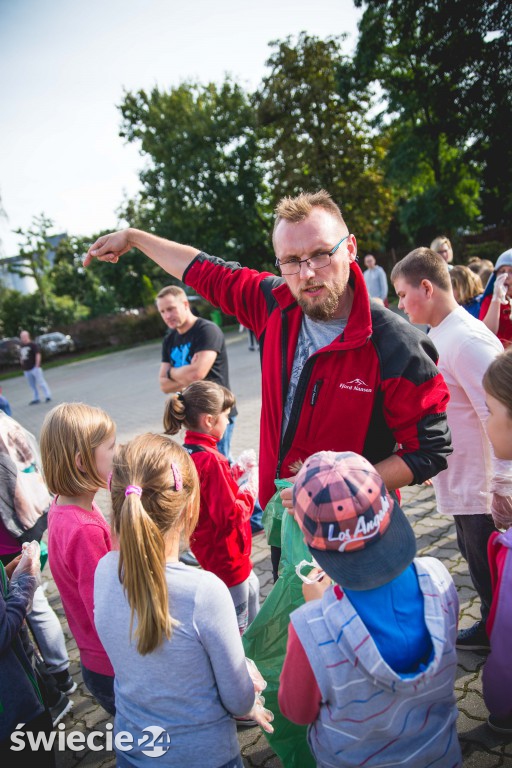 Uczniowie SP 5 sprzątali okolicę