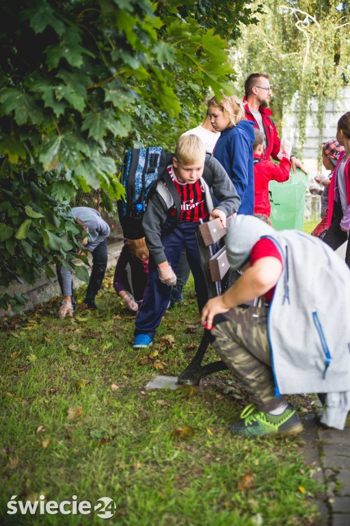 Uczniowie SP 5 sprzątali okolicę