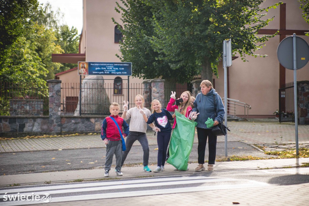 Uczniowie SP 5 sprzątali okolicę