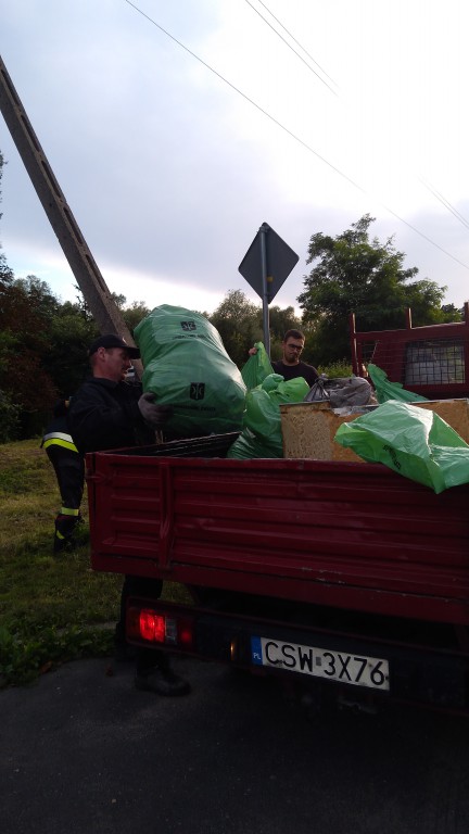Strażacy z miasta i gminy sprzątali świat