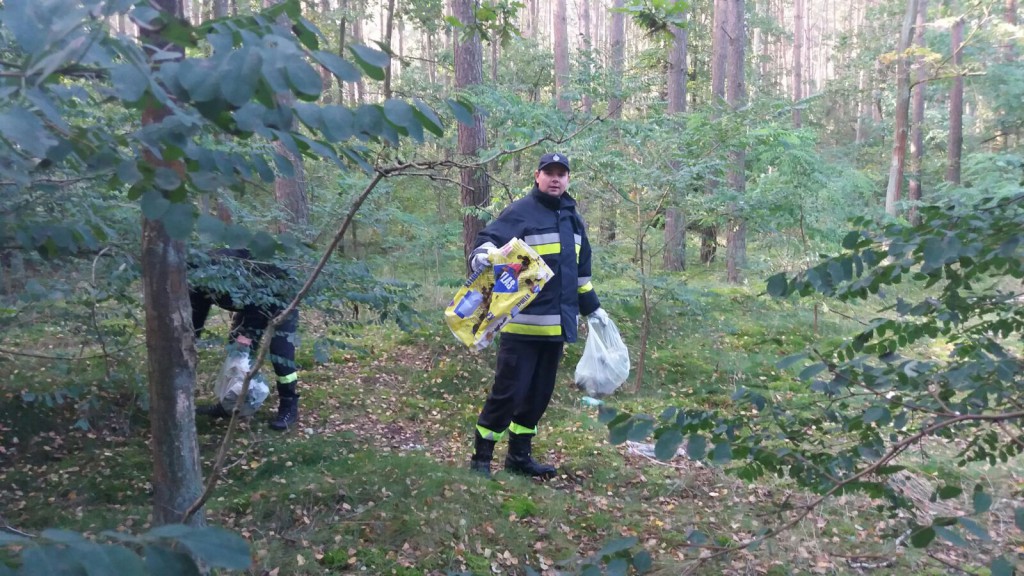 Strażacy z miasta i gminy sprzątali świat