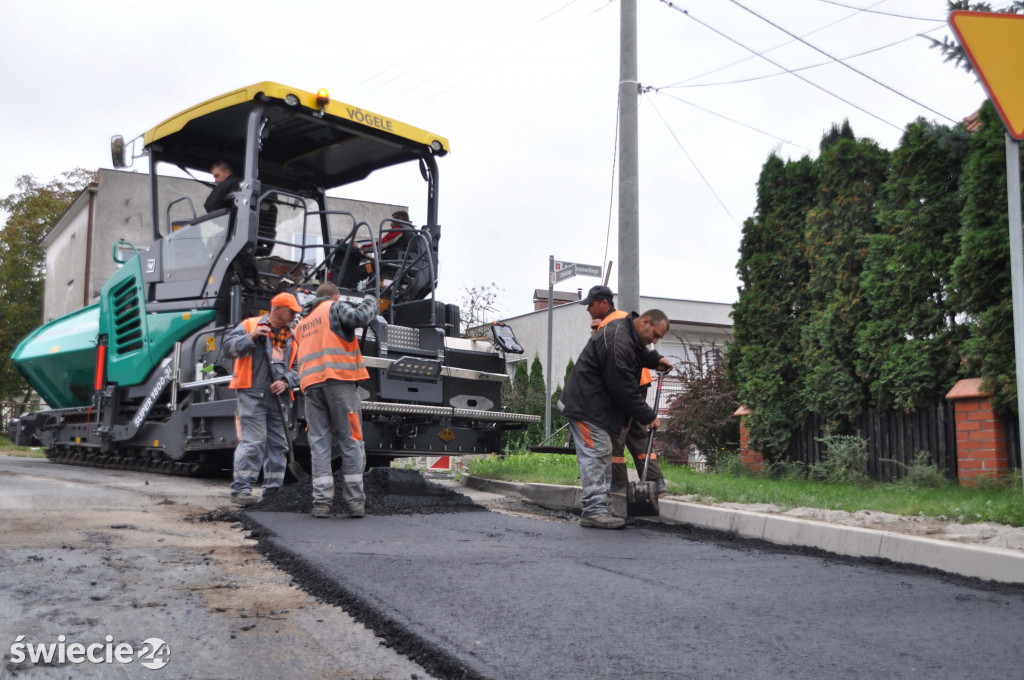 Nowy asfalt na ulicy Wybickiego