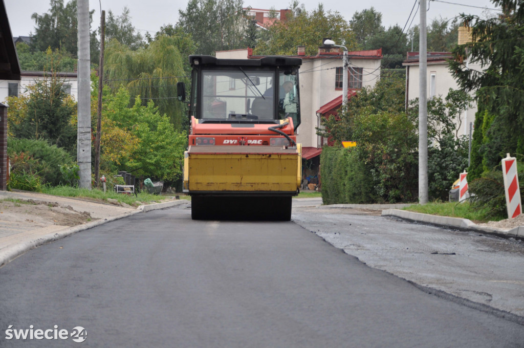 Nowy asfalt na ulicy Wybickiego