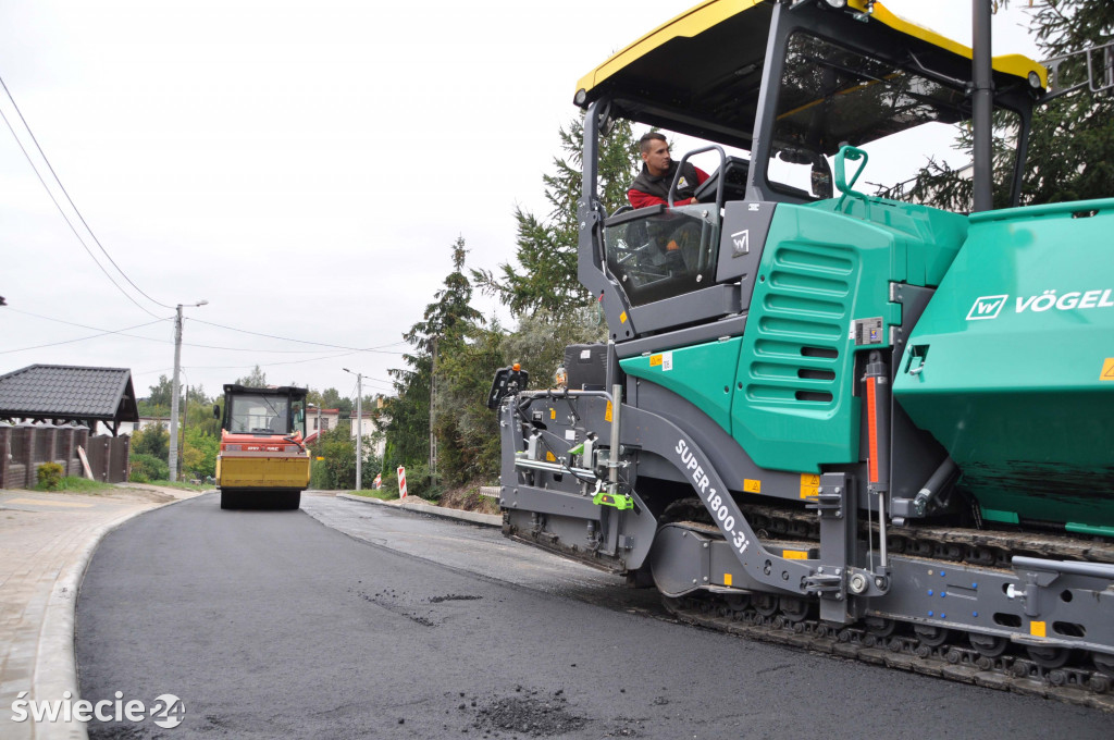 Nowy asfalt na ulicy Wybickiego