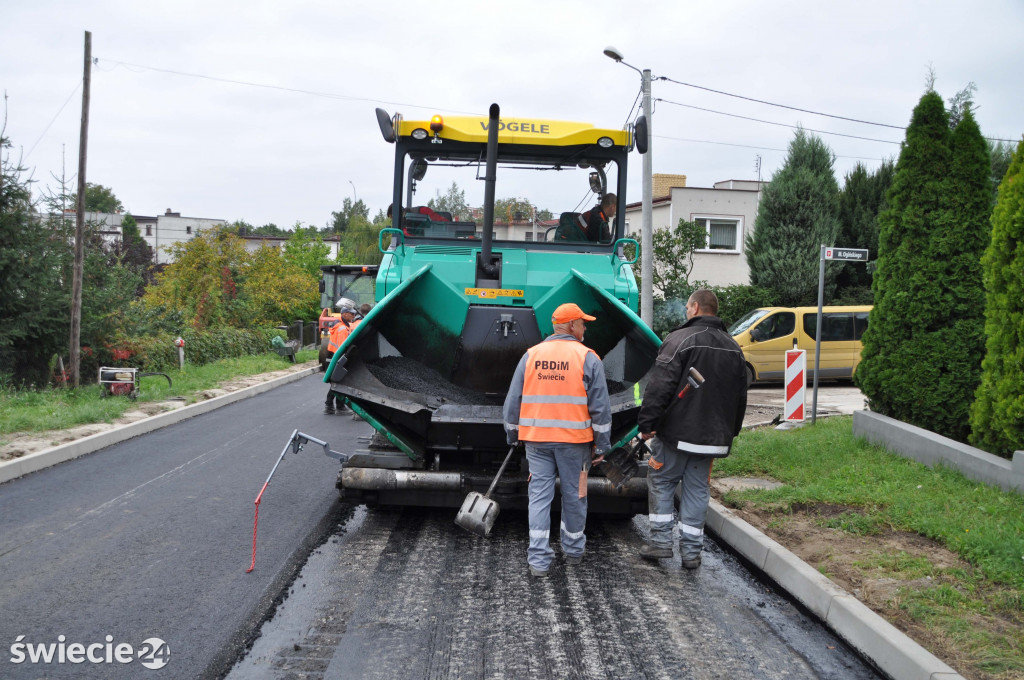 Nowy asfalt na ulicy Wybickiego