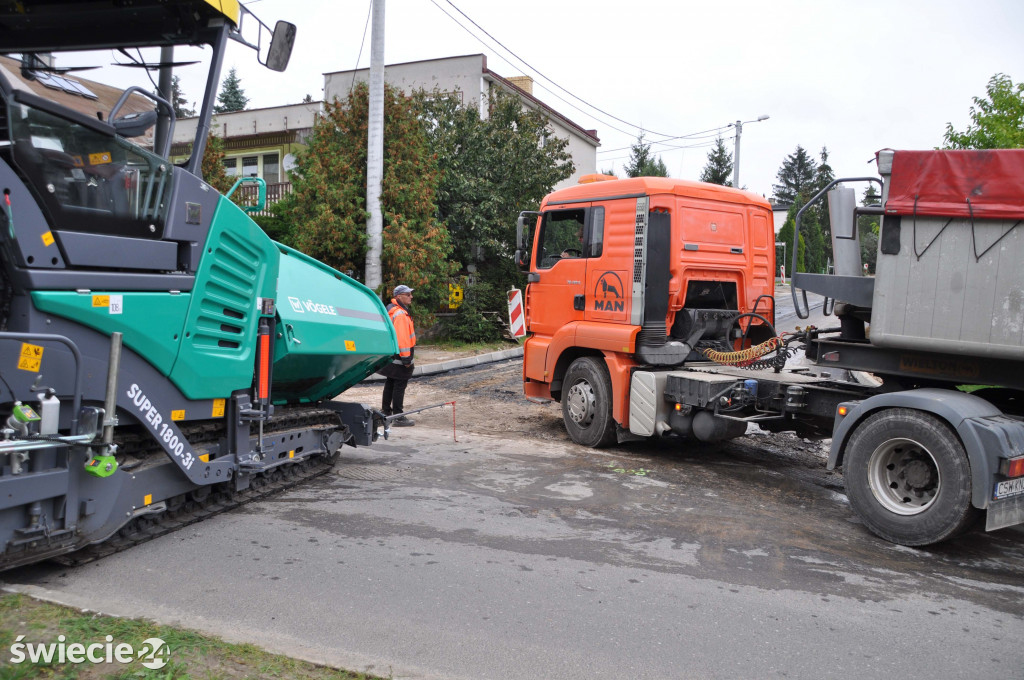 Nowy asfalt na ulicy Wybickiego