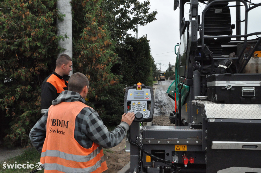 Nowy asfalt na ulicy Wybickiego