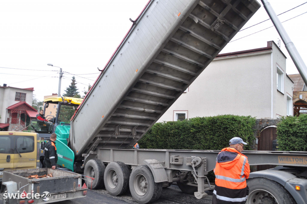 Nowy asfalt na ulicy Wybickiego
