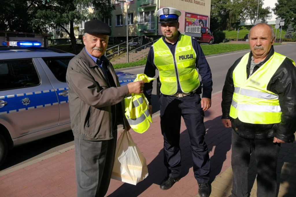 Policjanci rozdają kamizelki