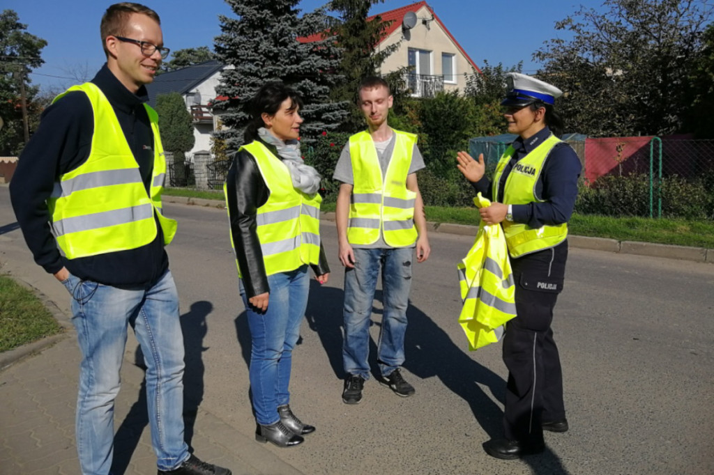 Policjanci rozdają kamizelki
