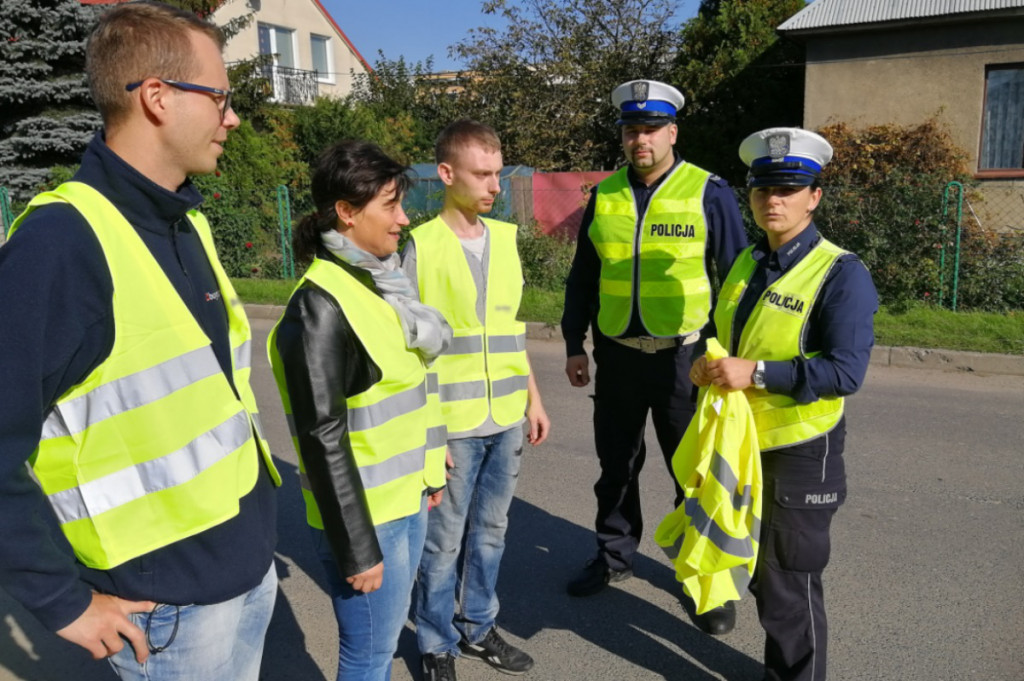 Policjanci rozdają kamizelki