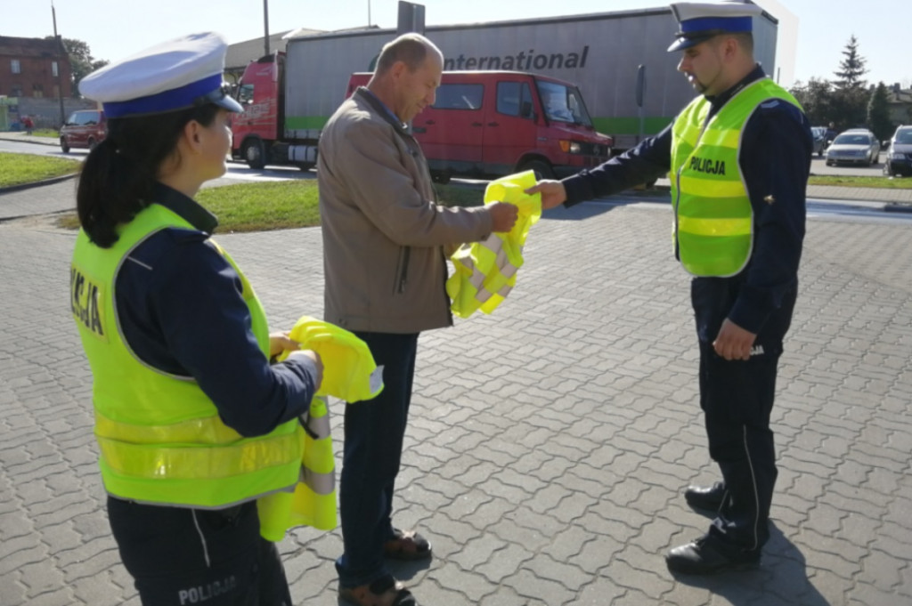 Policjanci rozdają kamizelki