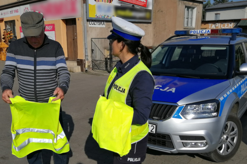 Policjanci rozdają kamizelki