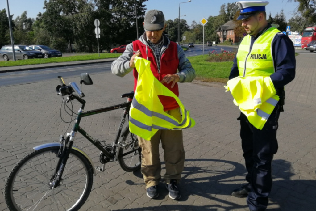 Policjanci rozdają kamizelki