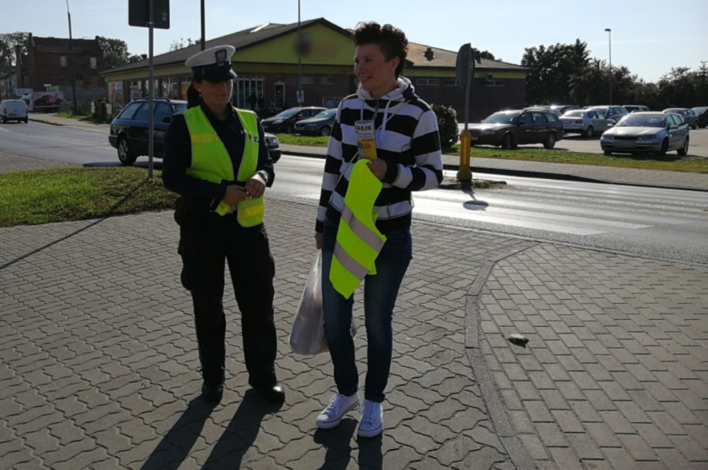 Policjanci rozdają kamizelki