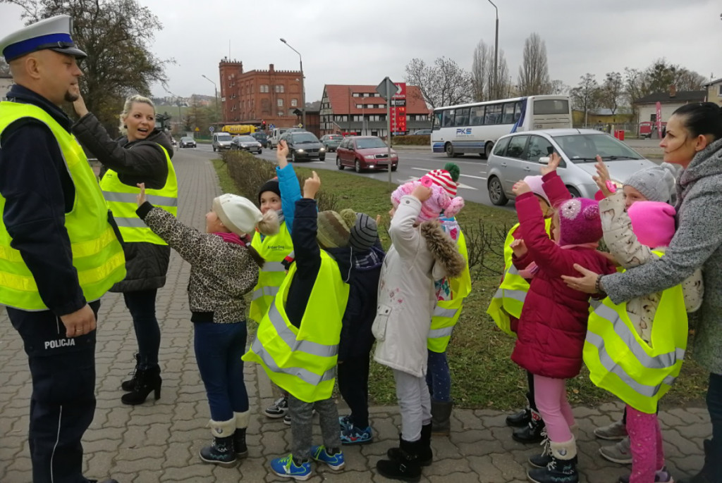 Dzieci uczyły się przechodzić przez jezdnię