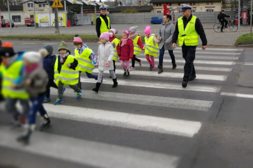 Dzieci uczyły się przechodzić przez jezdnię