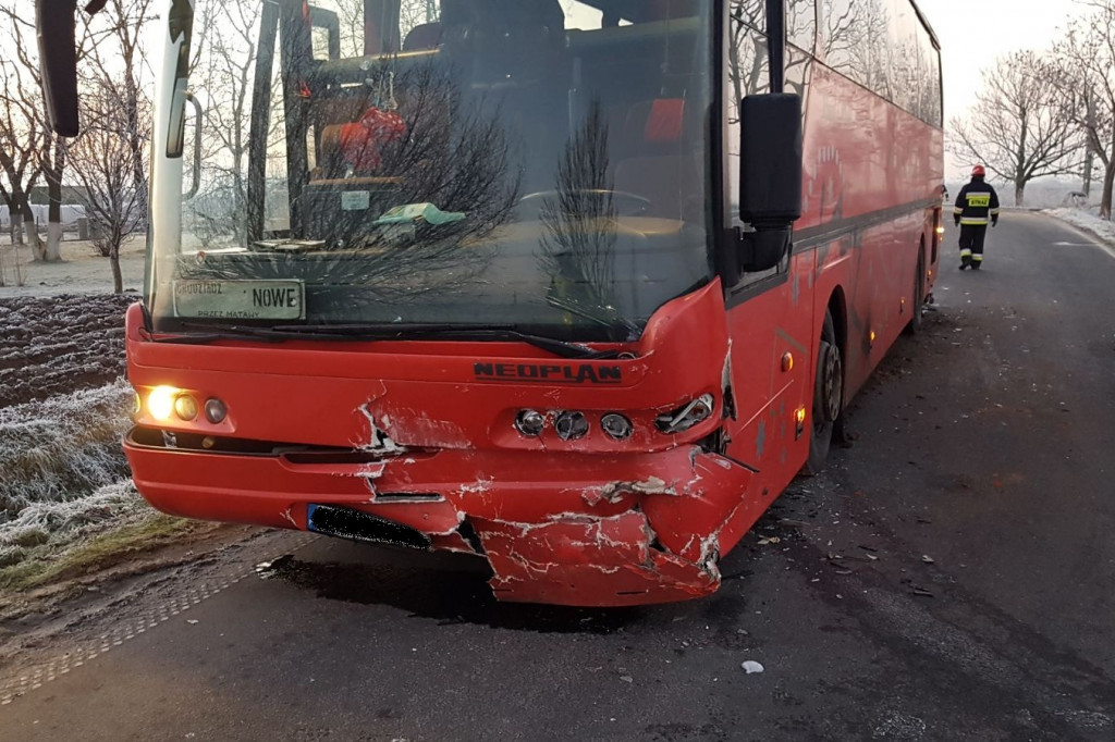 Po zderzeniu z autobusem bus spłonął