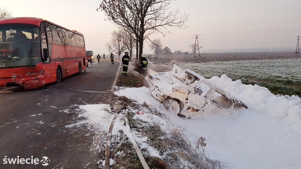 Po zderzeniu z autobusem bus spłonął